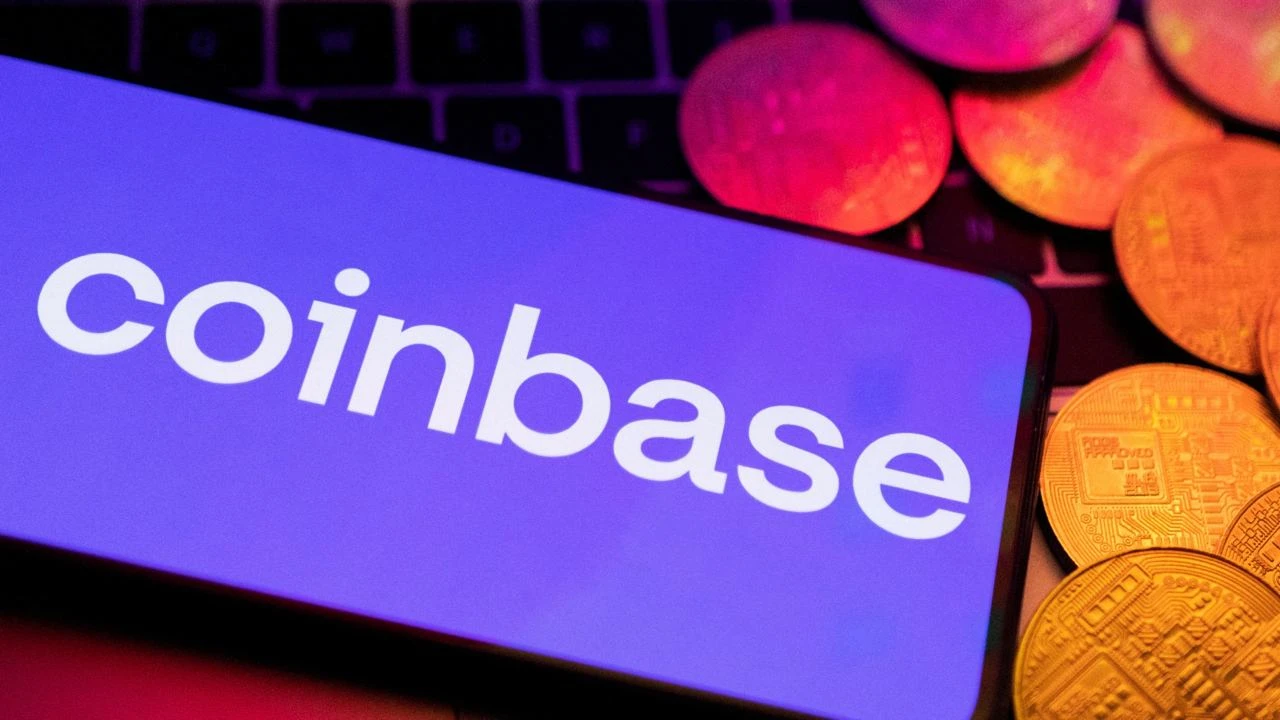 Акции Coinbase подешевели после трех дней роста, за которые цена выросла на 28% / Фото: Reuters/Dado Ruvic