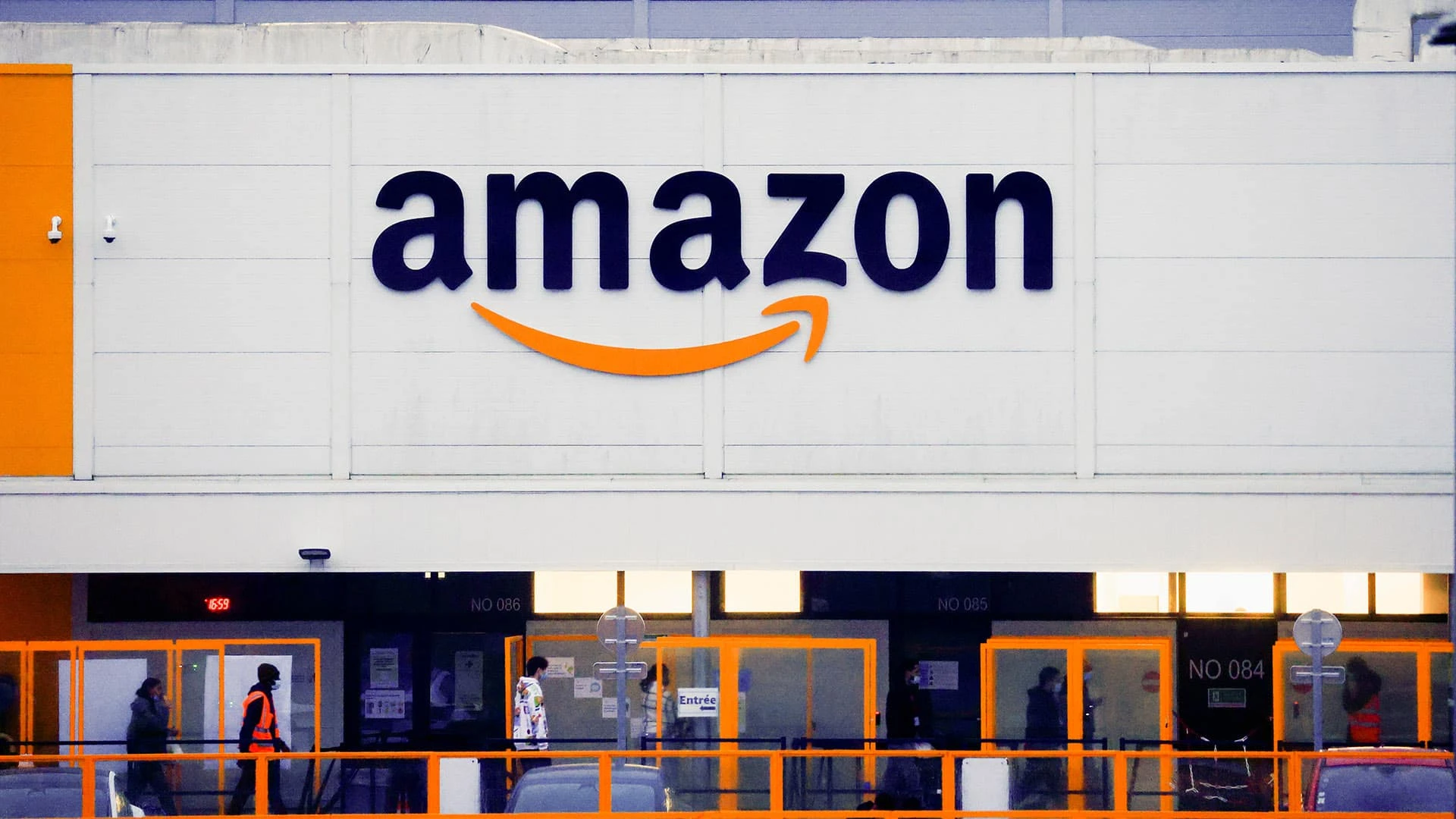 Логистический центр Amazon в Бретиньи-сюр-Орж, недалеко от Парижа / Фото: Reuters