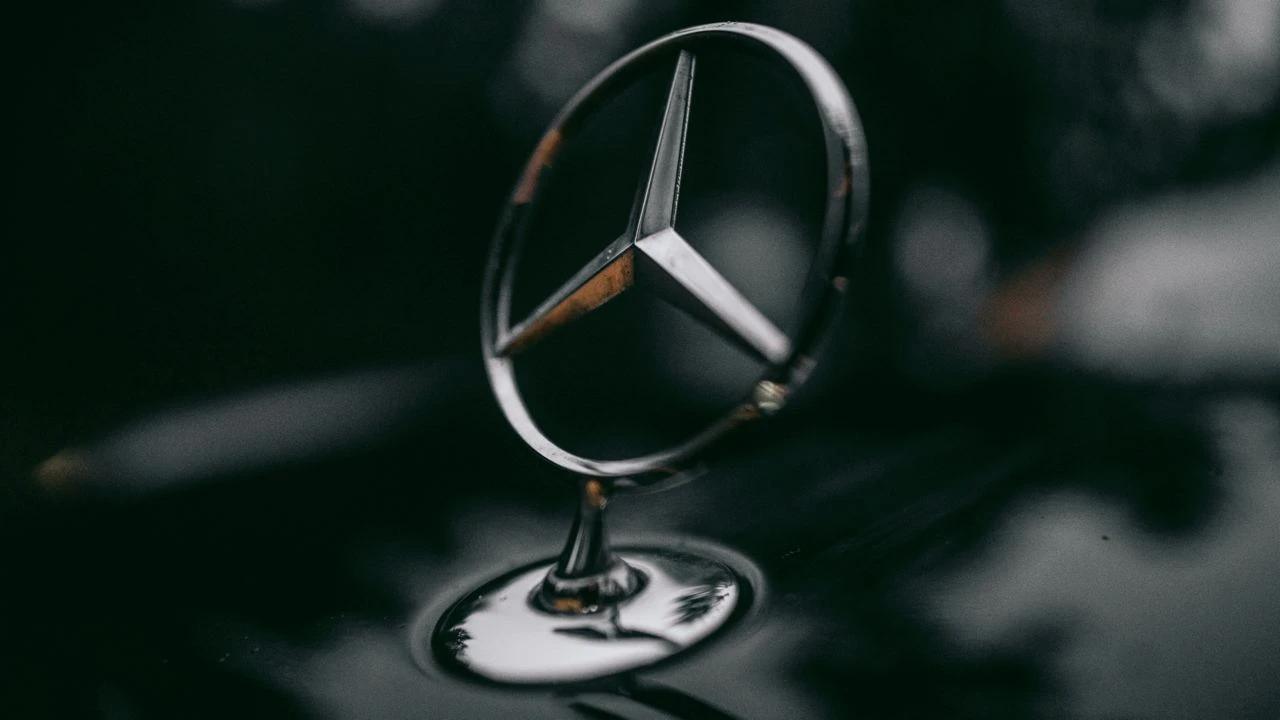 Mercedes-Benz опередила Tesla и стала самым дорогим автомобильным брендом по версии Brand Finance / Фото: Unsplash/Sebastian Pociecha
