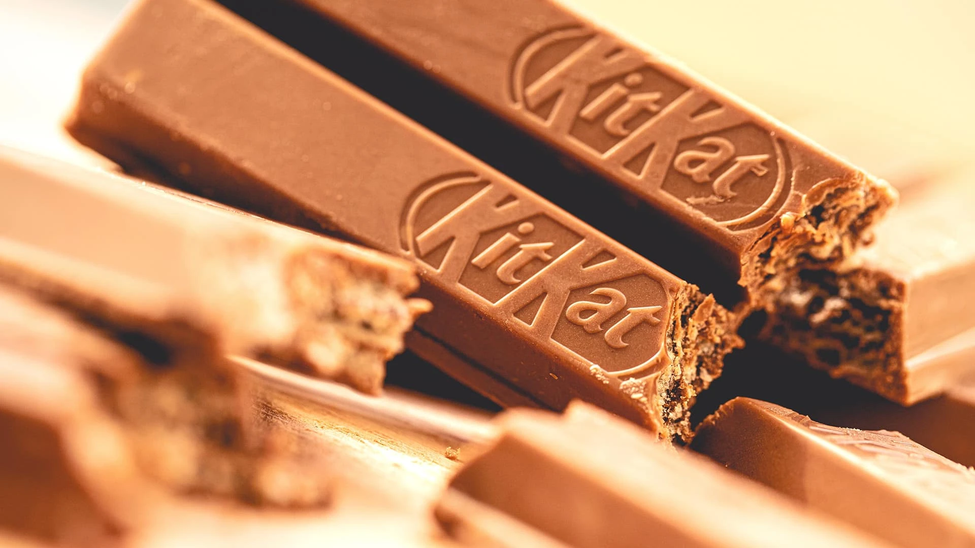 Акции Nestle, выпускающей шоколад KitKat, упали до минимума почти за четыре года из-за слабого роста продаж / Фото: shutterstock