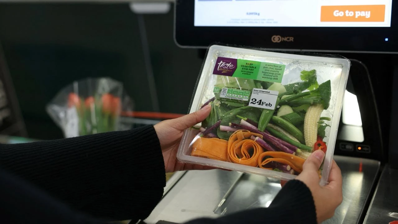 Люди, принимающие препараты для снижения веса, меньше тратят денег на еду и в первую очередь отказываются от снеков / Фото: Reuters/Isabel Infantes