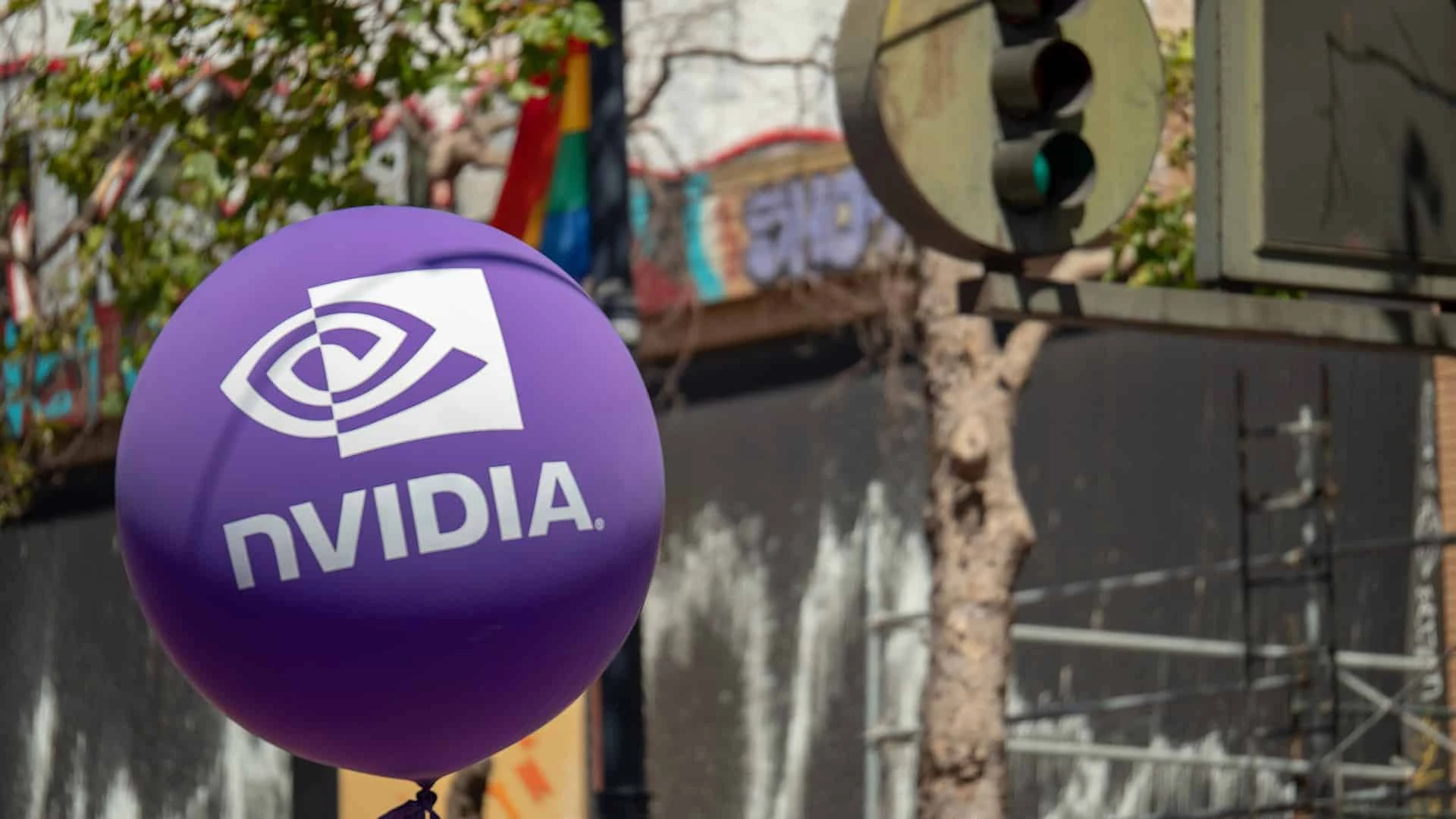 Отчет NVIDIA вызвал новую волну энтузиазма в отношении акций, связанных с ИИ и полупроводниками (фото Shutterstock)