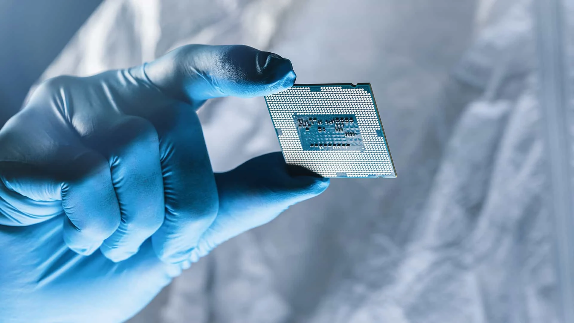 Производство чипов оказалось неустойчиво к геополитическим конфликтам. Фото: shutterstock