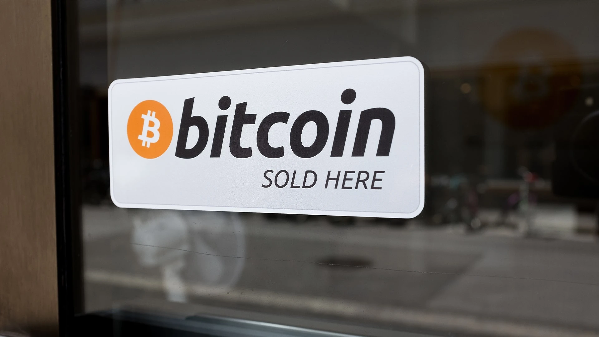 Инвесторы продают биткоин после достижения исторического максимума / shutterstock