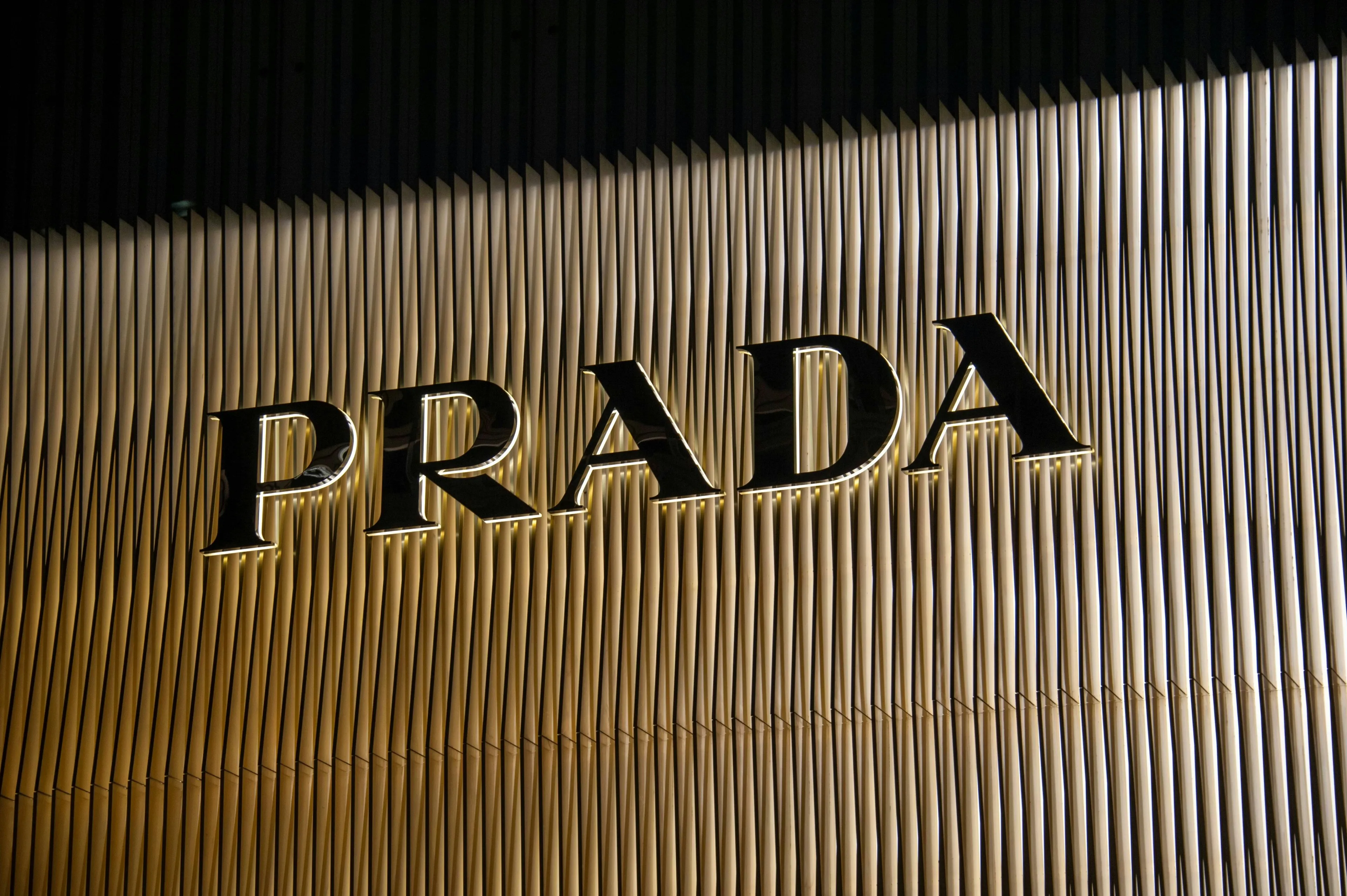 Prada стала одной из немногих компаний в сегменте luxury, которые продемонстрировали двузначный рост продаж в IV квартале 2023 года (Kin Shing Lai / Unsplash)