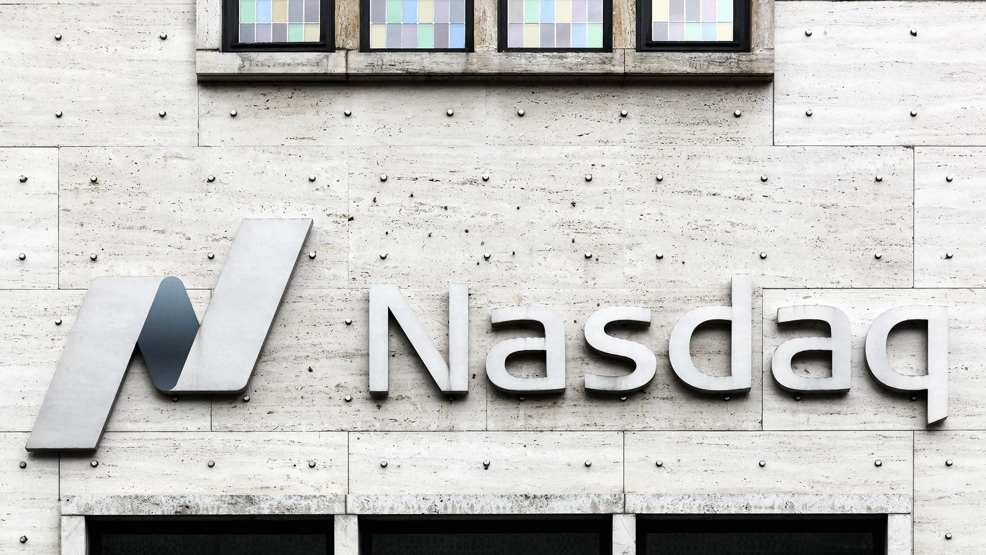 Фондовые рынки США и Азии обновили рекорды, несмотря на возросший риск отказа ФРС от скорого снижения ставок / Фото: shutterstock