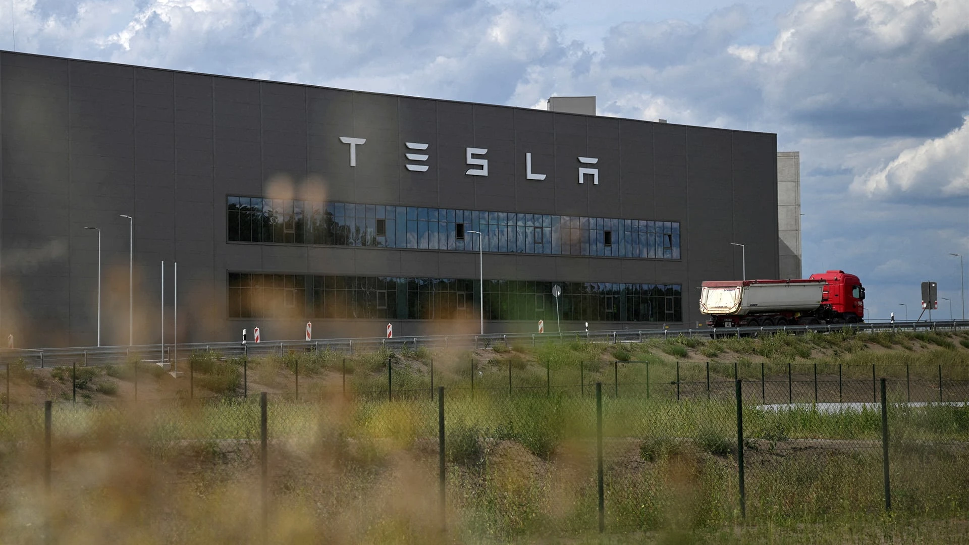 Tesla возобновила выпуск электромобилей на гигафабрике под Берлином после недельного простоя из-за пожара на ЛЭП / Фото: Reuters