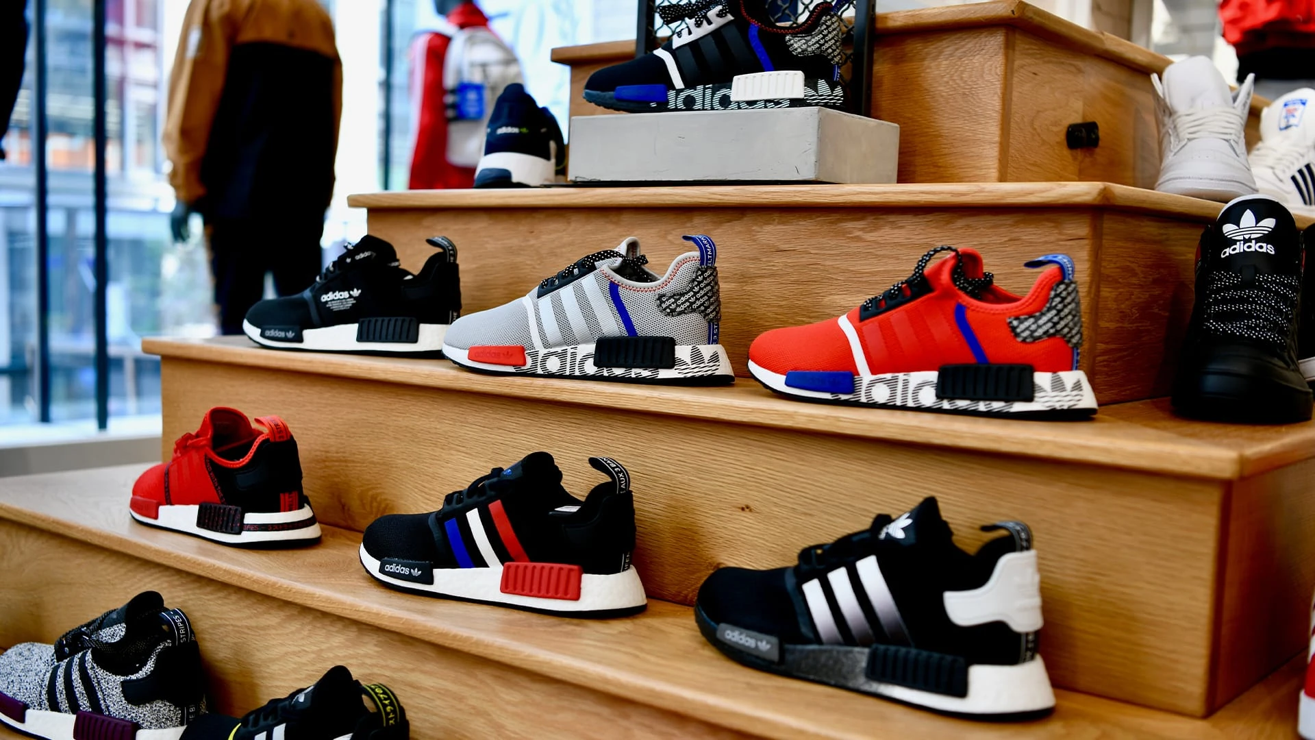 Adidas стал убыточным впервые за 30 лет, но в этом году намерен вернуться к росту продаж и операционной прибыли / Фото: shutterstock