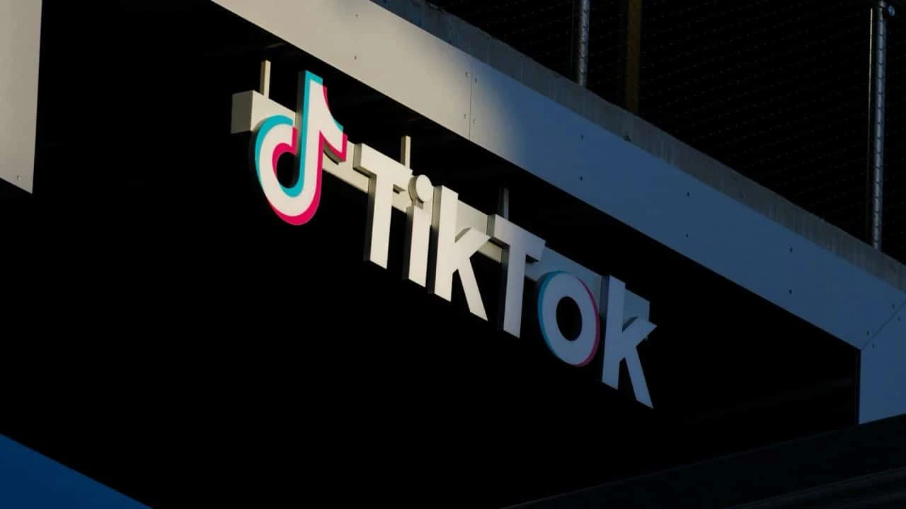 Законопроект, угрожающий блокировкой TikTok в США, прошел нижнюю палату Конгресса, но рискует застрять в верхней / Фото: Reuters/Mike Blake