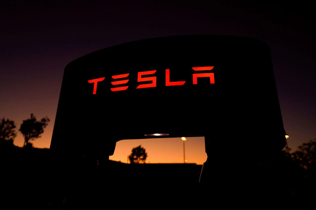 Аналитик Wells Fargo понизил рейтинг Tesla и назвал ее “растущей компанией без роста” / Фото: Reuters