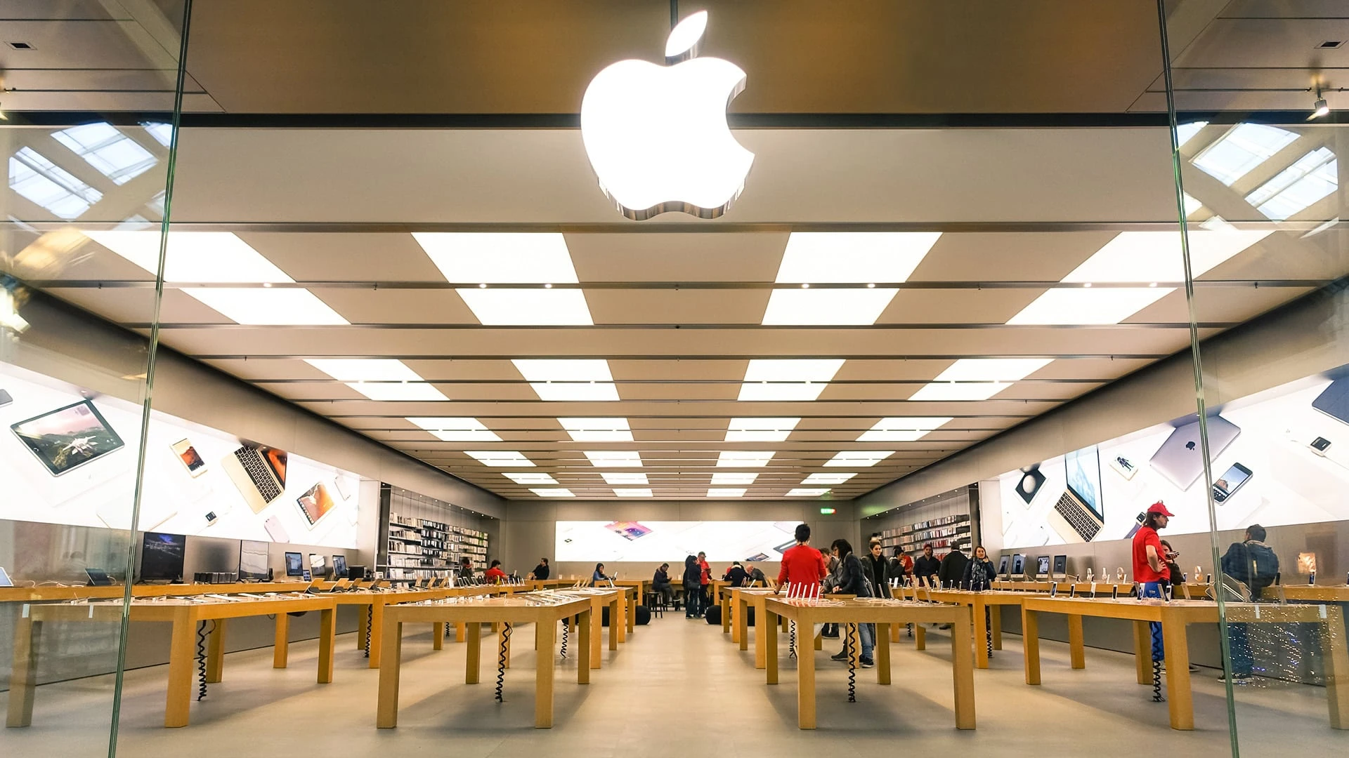 Инвесторы воспользовались падением акций Apple и Boeing / фото: Reuters