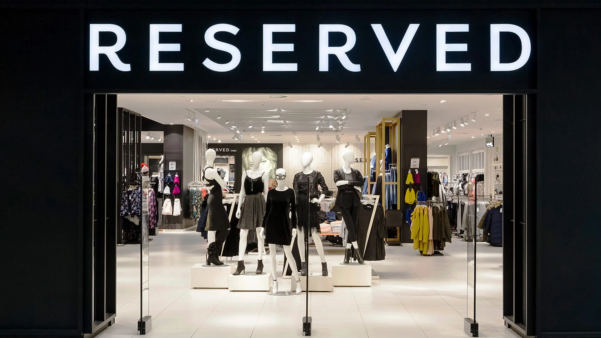 Акции польского ретейлера LPP, владеющего брендом Reserved, рухнули после обвинений в работе в России / Фото: shutterstock