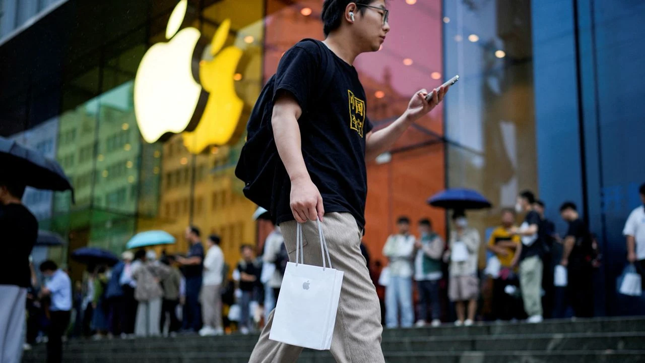 Apple открыла восьмой магазин в Шанхае в то время, когда ее продажи в стране снижаются / Фото: Reuters/Aly Song