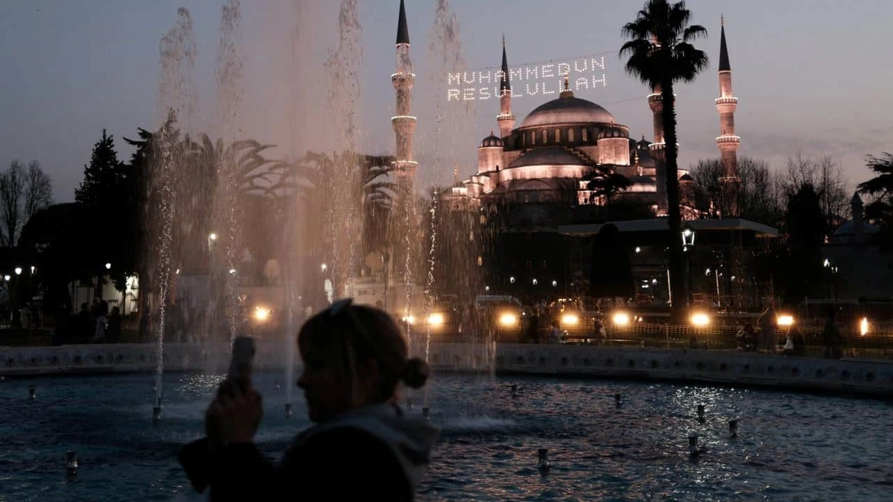 Турецкий ЦБ надеялся закончить цикл повышения ставок в январе, но рост инфляции вынудил его снова ужесточить политику / Фото: Reuters/Murad Sezer