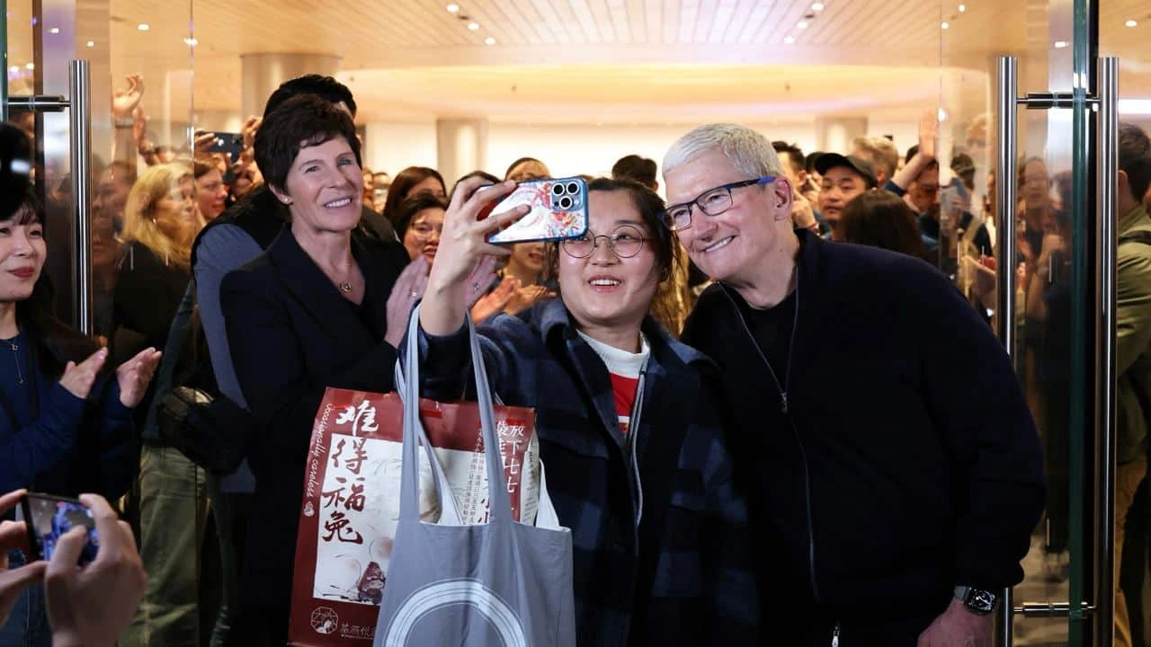 Иск к Apple в США подали во время визита Тима Кука в Китай: топ-менеджер пытается остановить падение продаж на этом рынке / Фото: Reuters