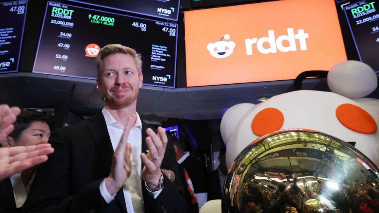 Акции Reddit в ходе первого дня торгов дорожали на 70%, а закончили день ростом почти на 50% / Фото: Reuters/Brendan McDermid
