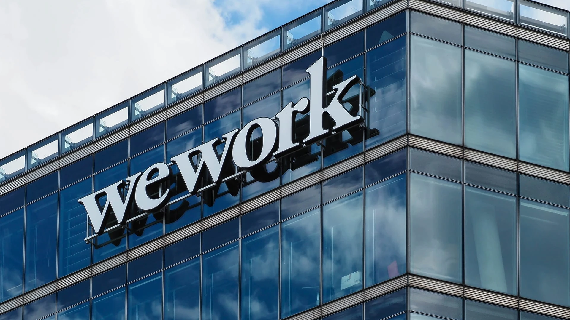 Сооснователь обанкротившейся сети коворкингов WeWork Адам Нейман хочет выкупить компанию более чем за $500 млн / Фото: Shutterstock