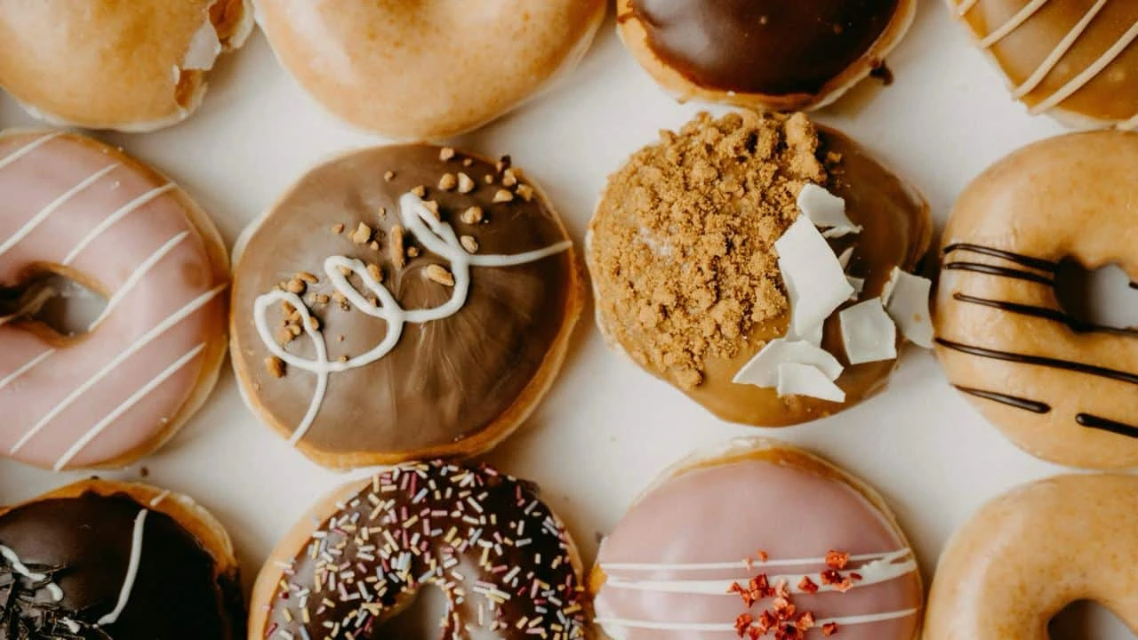 Krispy Kreme будет продавать три вида пончиков в американских McDonalds / Фото: Unsplash/Annie Spratt