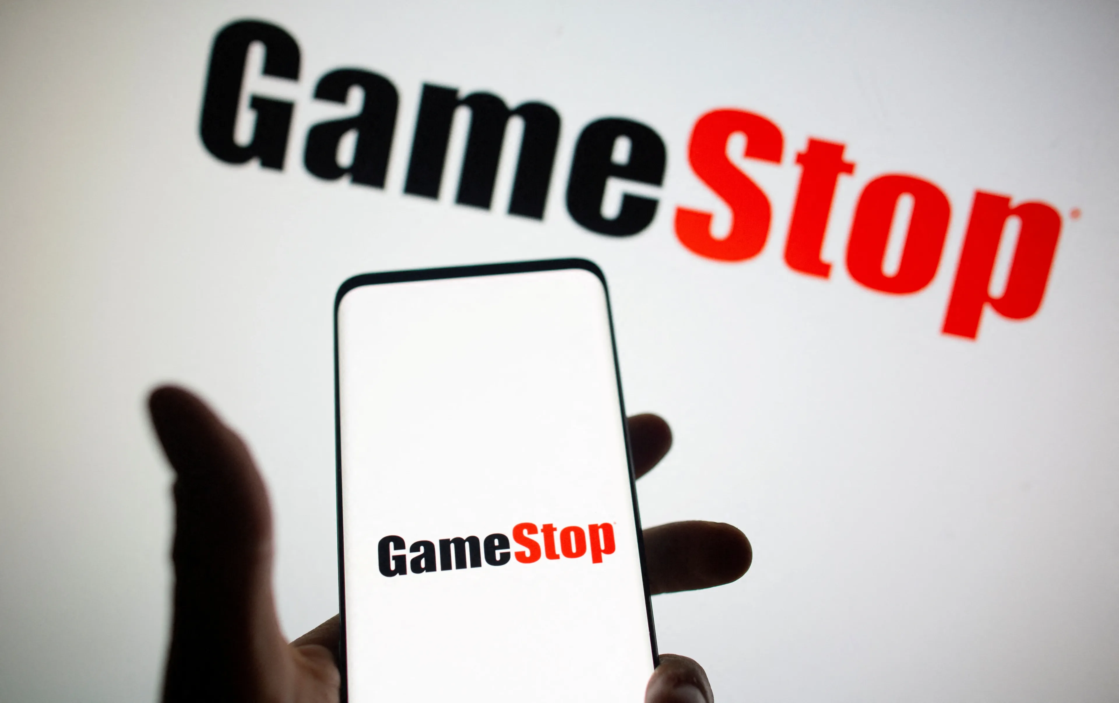 Падение выручки GameStop связано со снижением спроса на игры и ростом онлайн-продаж у конкурентов / Фото: REUTERS/Dado Ruvic