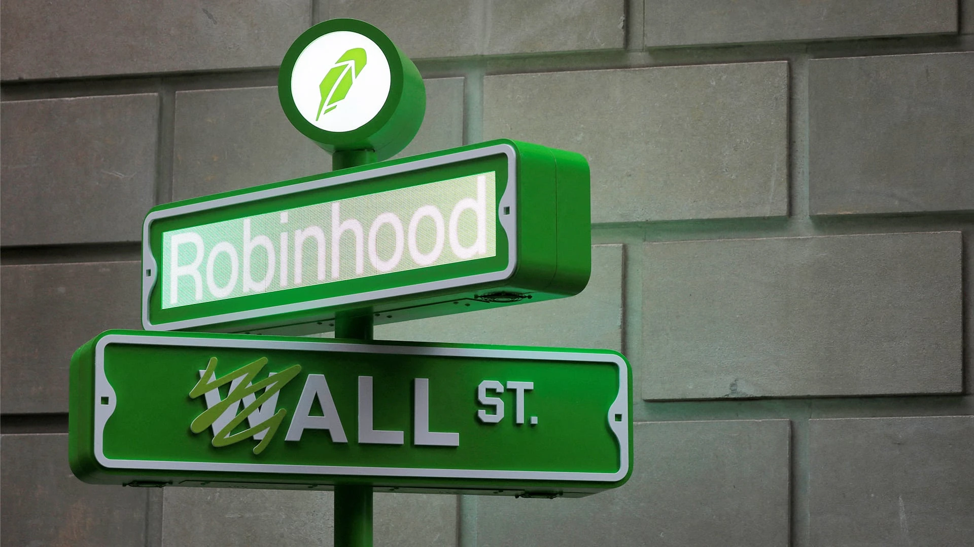 Логотип Robinhood Markets на мероприятии на Уолл-стрит после IPO компании в июле 2021 года / Фото: Reuters/Andrew Kelly