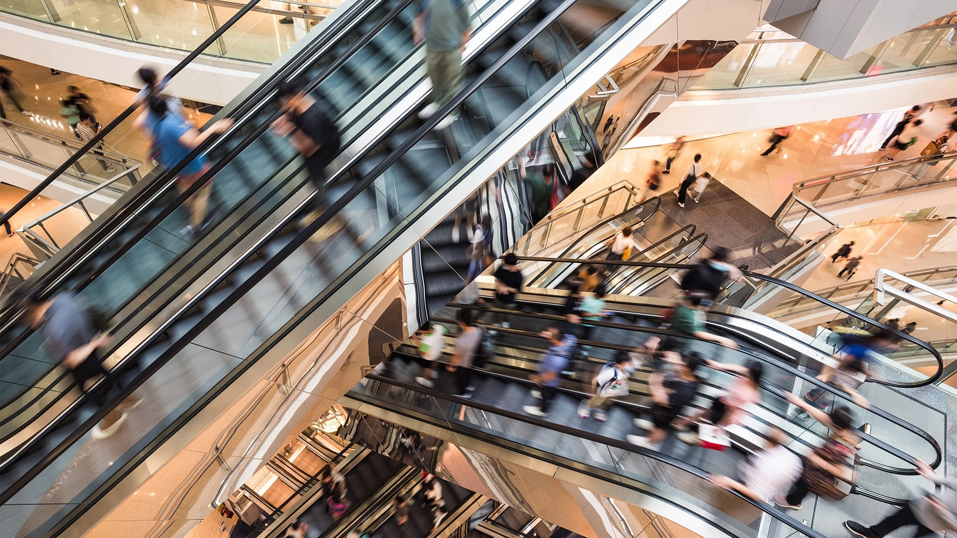 Население, желая сохранить свои потребительские запросы как минимум на прежнем уровне, меняет сберегательную тактику / Фото: Shutterstock