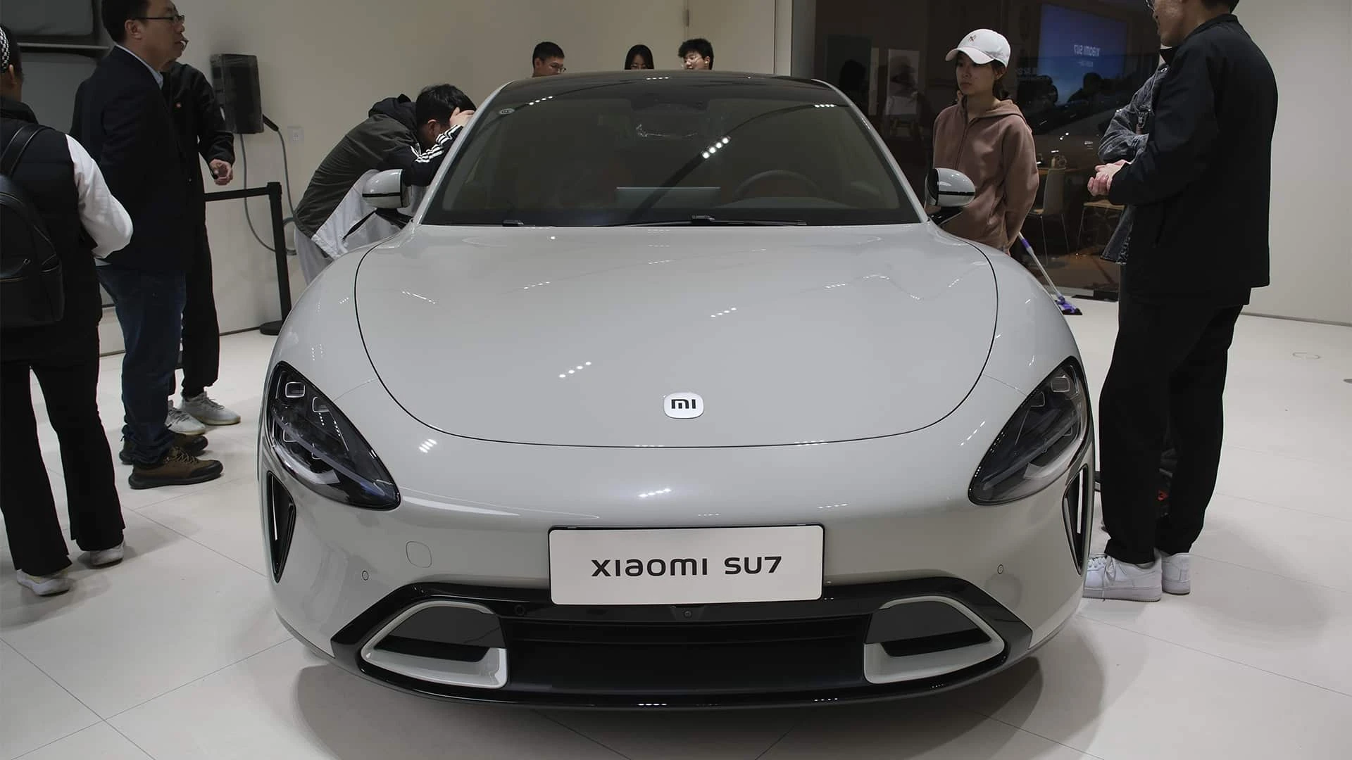 Электрокар Xiaomi SU7 на выставочном стенде в Шанхае / Фото: Shutterstock