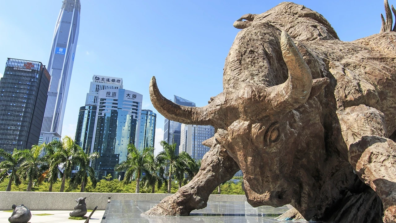 Здание фондовой биржи в Шэньчжэне, одной из трех фондовых бирж Китая, со статуей медного быка / Фото: Shutterstock
