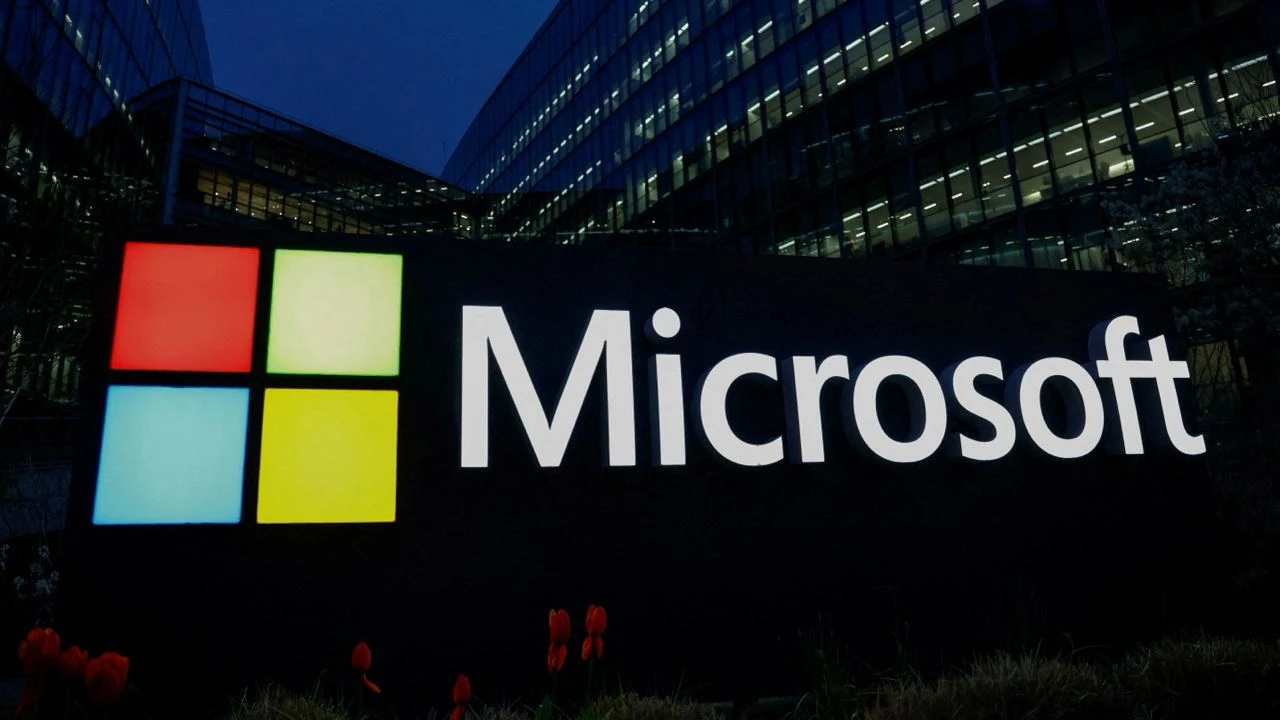 Microsoft разделила продажи Teams и Office, но ей все равно может грозить новый штраф / Фото: Reuters/Gonzalo Fuentes
