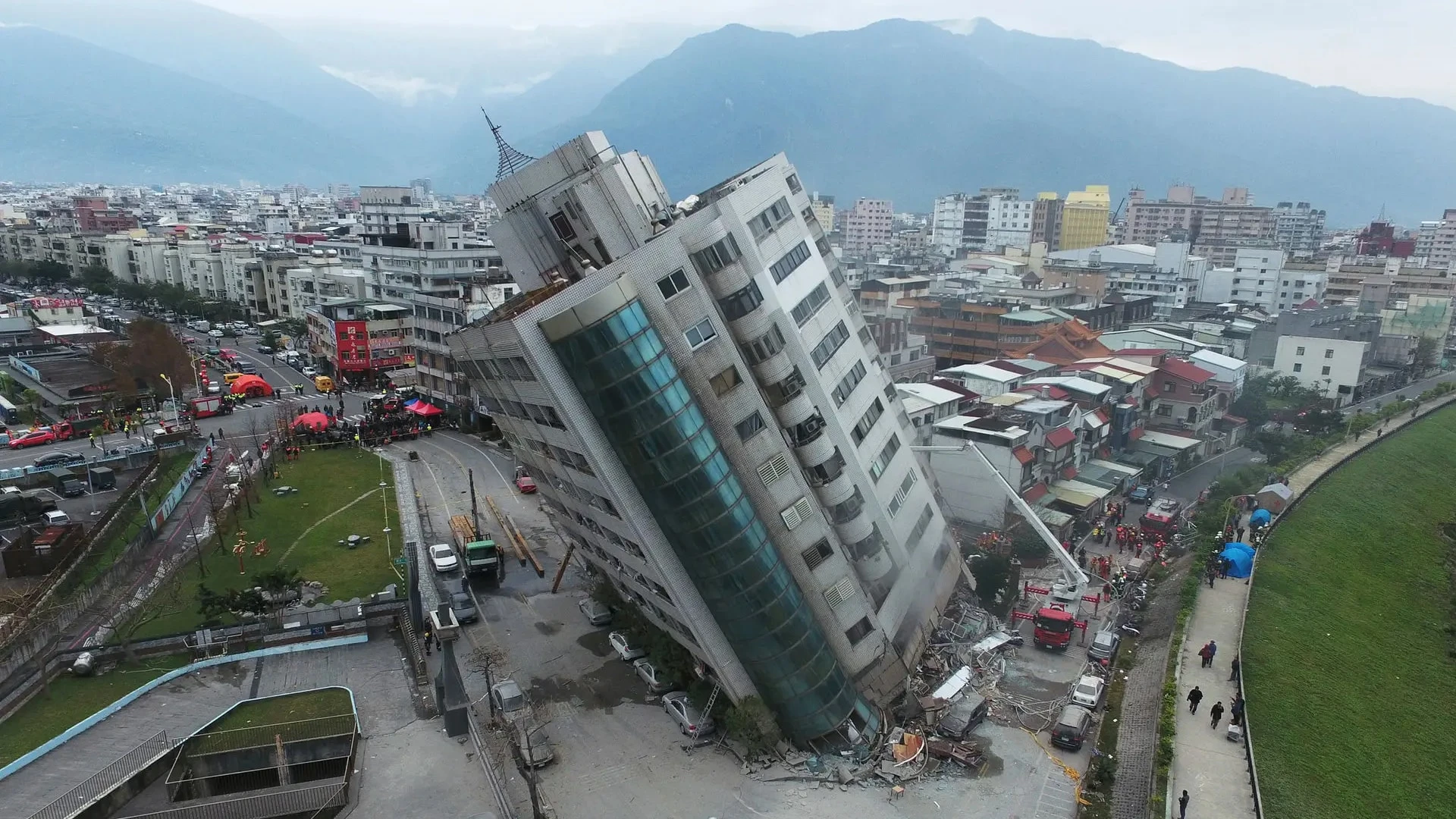 Упавшее здание в городе Хуаляне на востоке Тайваня в результате землетрясения / Фото: nytimes.com
