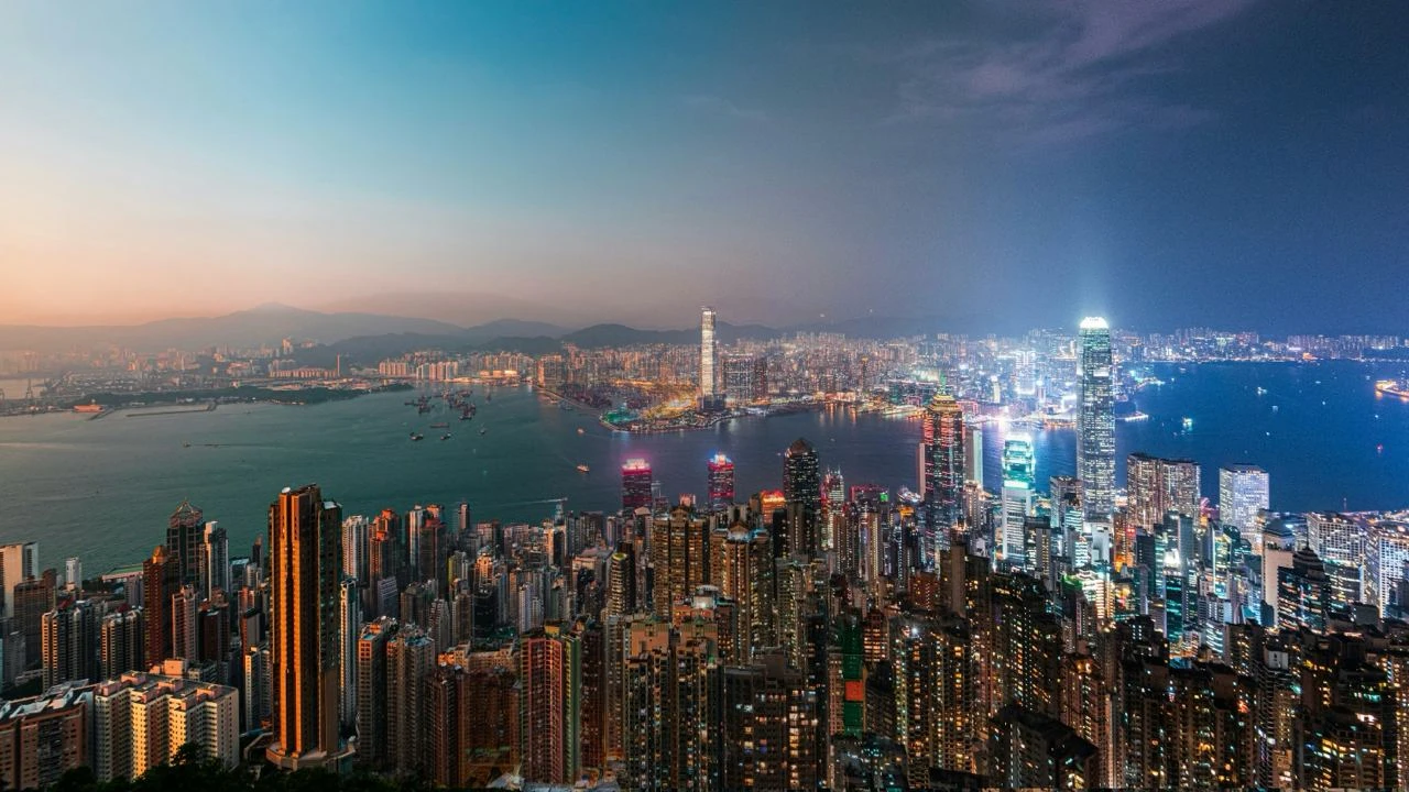 Компании, торгующиеся в Гонконге, потратили в 2023 году на обратный выкуп акций рекордные $16,1 млрд / Фото: Unsplash/Tyler Lee