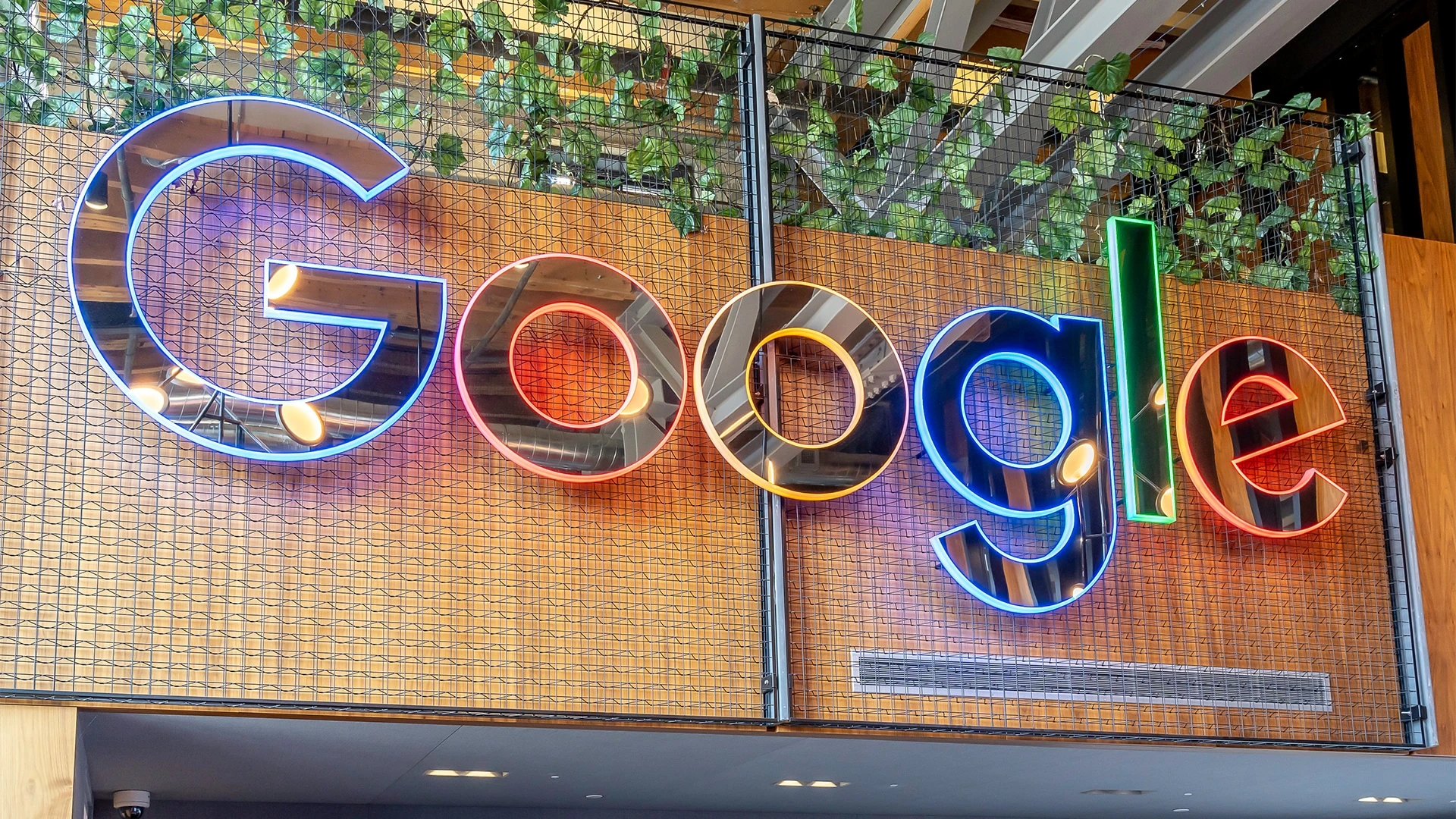 Популярность чат-ботов поставила под угрозу доходы Google от поисковой рекламы / Фото: Shutterstock