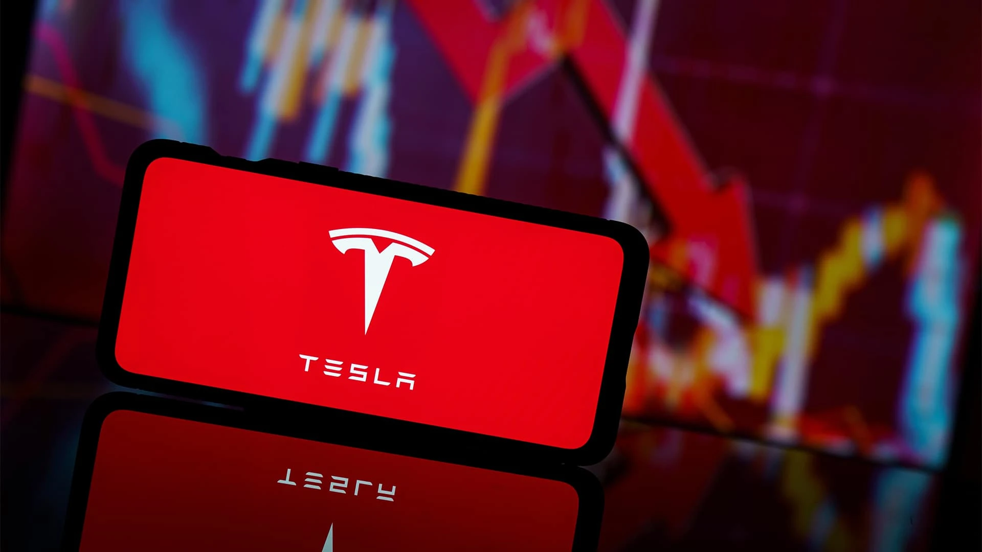 Новый конкурент Tesla: китайский производитель смартфонов Xiaomi уже получил более 100 тыс. заказов на свой первый электромобиль / Фото: Shutterstock.
