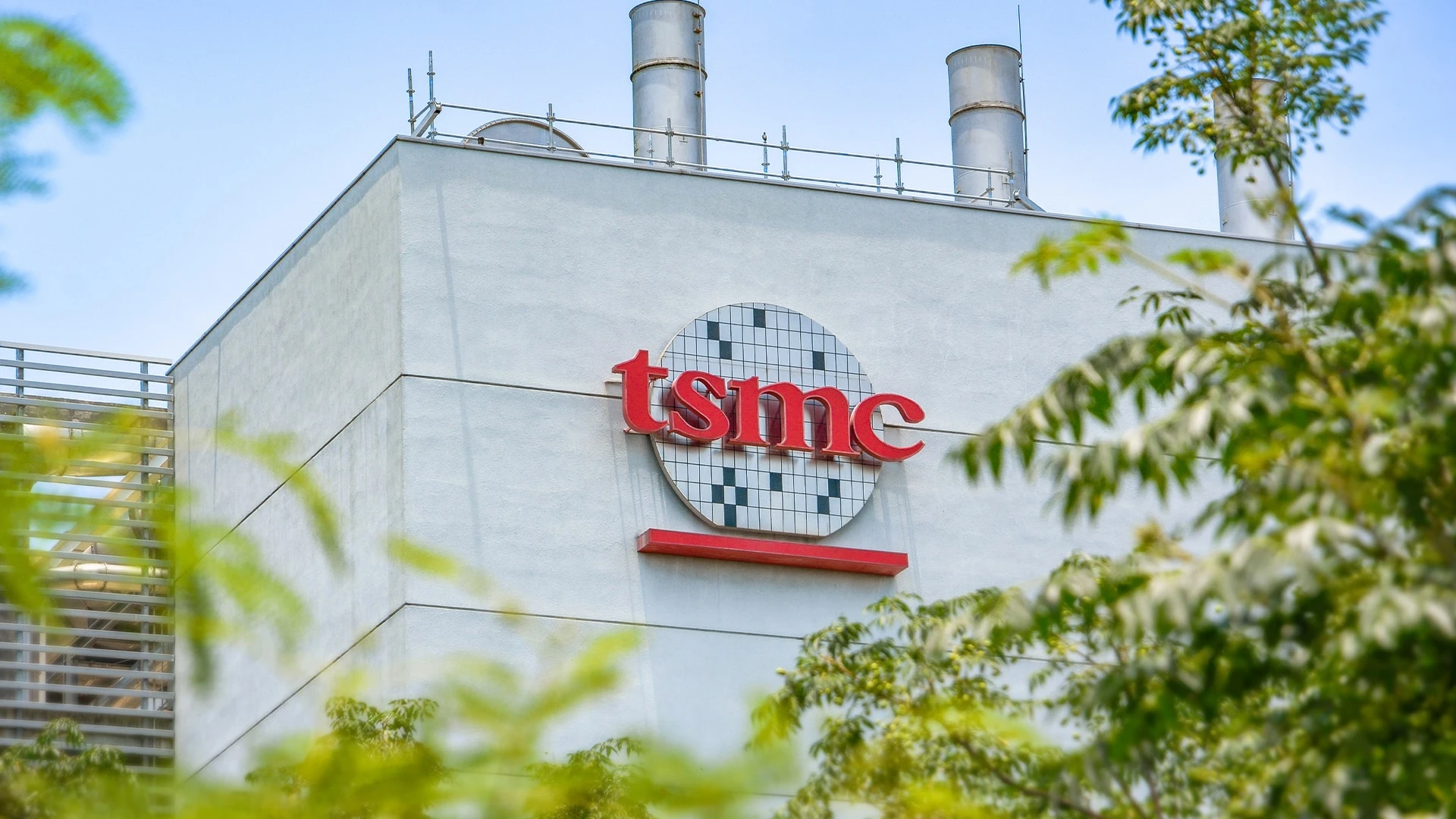 Производитель чипов TSMC выиграл новый грант Вашингтона на строительство заводов в США / Shutterstock