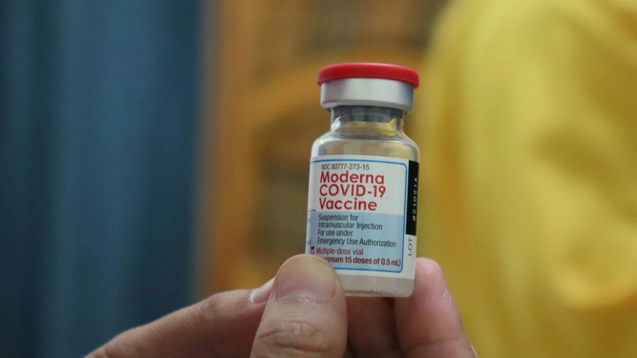 Вакцина от COVID-19 — единственный коммерческий продукт Moderna на данный момент, но это может измениться уже в 2024-м / Фото: Unsplash/Mufid Majnun