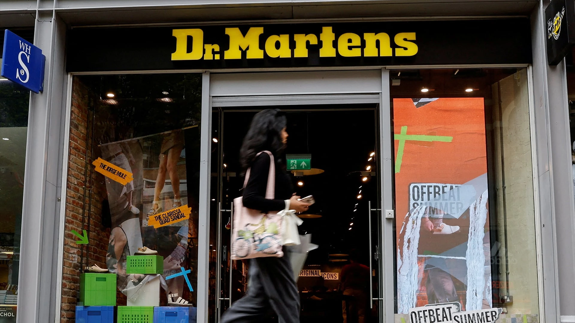 Акции Dr. Martens упали до исторического минимума после очередного ухудшения прогноза продаж / Фото: REUTERS/Jason Cairnduff