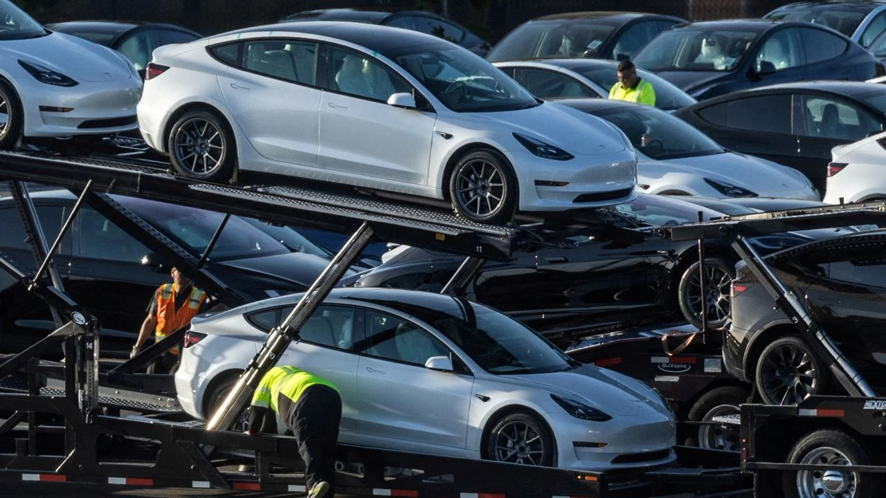 Tesla — одна из худших акций в S&P 500 в этом году: с начала года она подешевела на 35% / Фото: Reuters/Carlos Barria