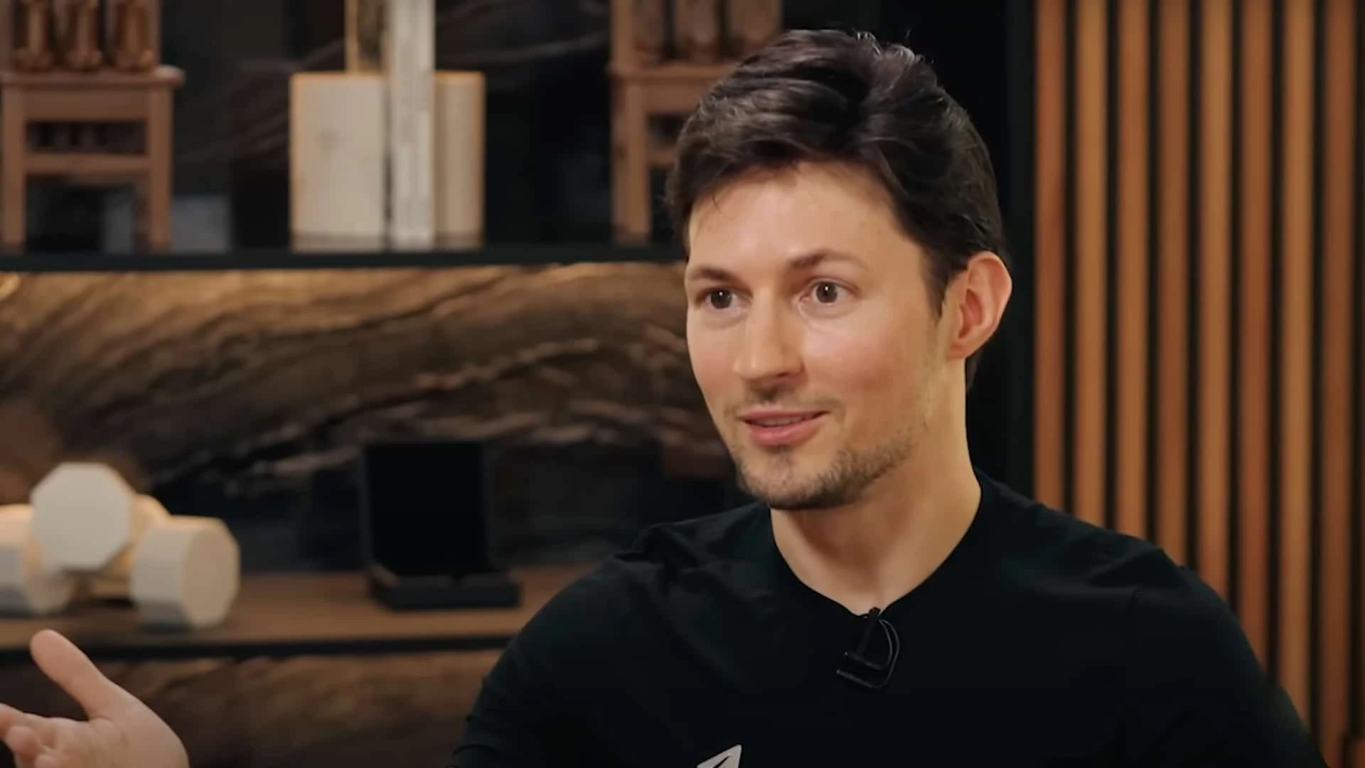 Во время интервью Павла Дурова с Такером Карлсоном на заднем плане стояли два стула — намек на известную тюремную загадку / Фото: youtube.com /@TuckerCarlson