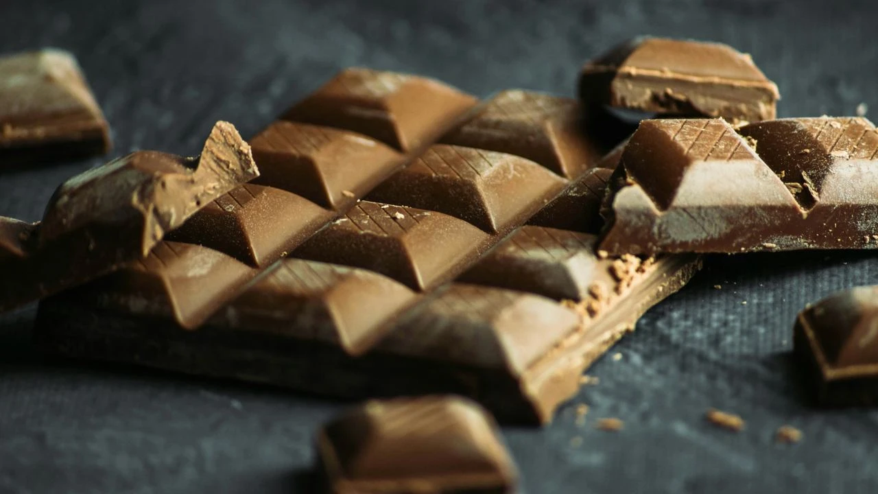 Растущие цены на какао влияют на стоимость шоколада / Фото: Unsplash/Tamas Pap