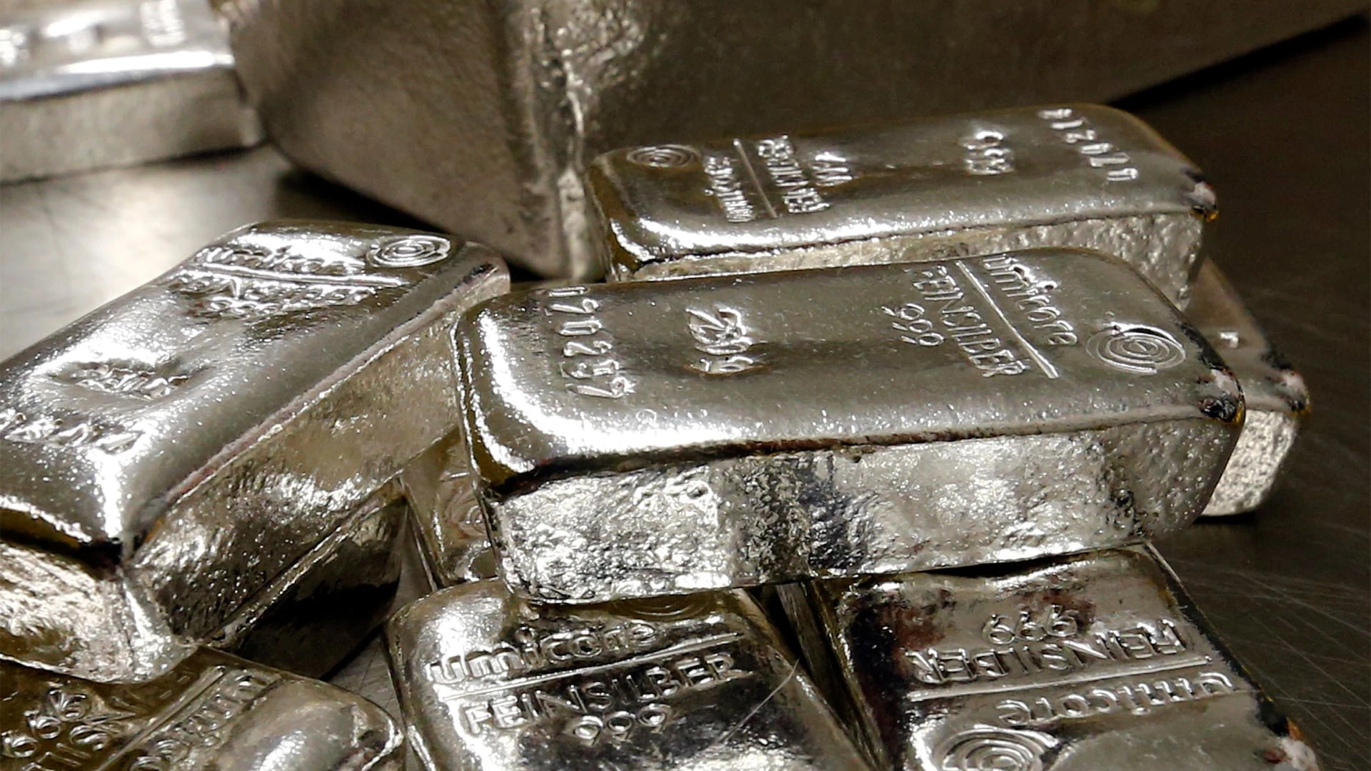 Серебро — один из сырьевых товаров, за которым Bloomberg советует инвесторам следить на этой неделе / Фото: Reuters / Michael Dalder