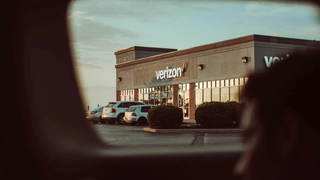 Verizon потерял меньше абонентов с постоплатой, чем ожидали аналитики / Фото: Unsplash/José Matute