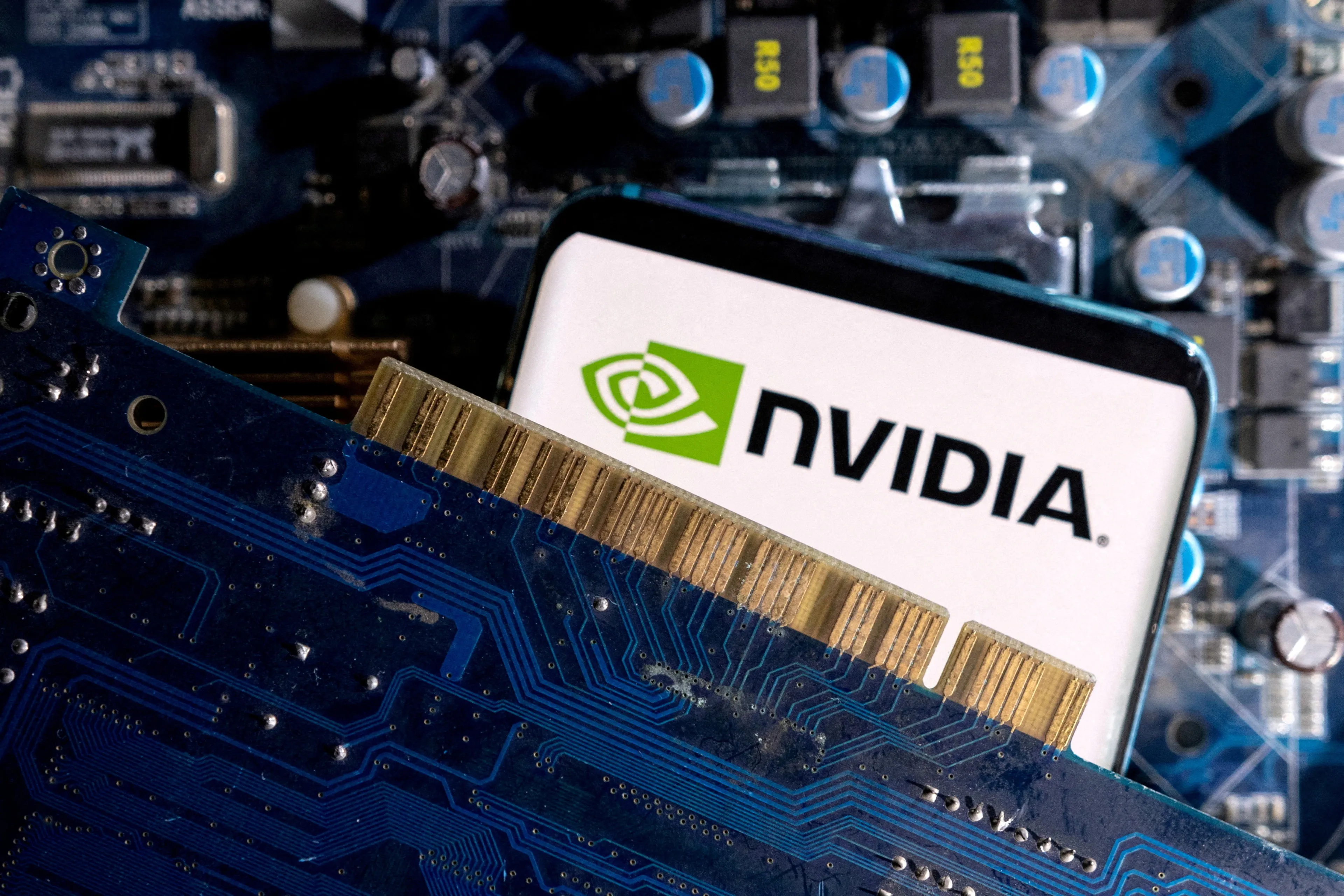 Акции Nvidia на момент закрытия торгов в пятницу упали на 20% от исторического максимума / Фото: Reuters/Dado Ruvic