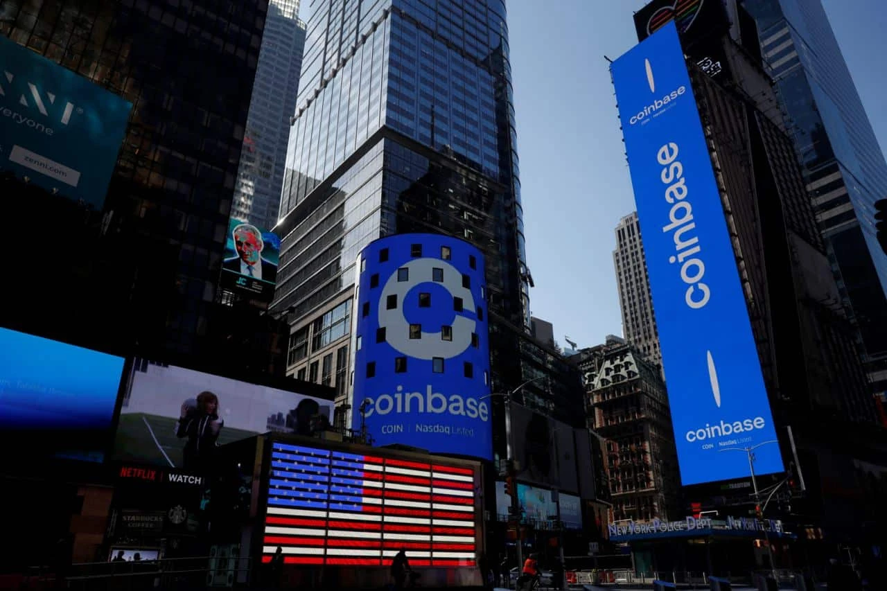 Акции Coinbase выросли на 7% после халвинга биткоина, сам биткоин прибавил 3% / Фото: Reuters