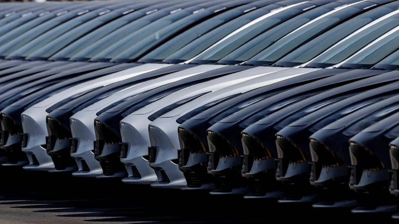 Tesla пообещала выпустить «более дешевые» электромобили, и ее акции взлетели / Фото: Reuters/Hannibal Hanschke