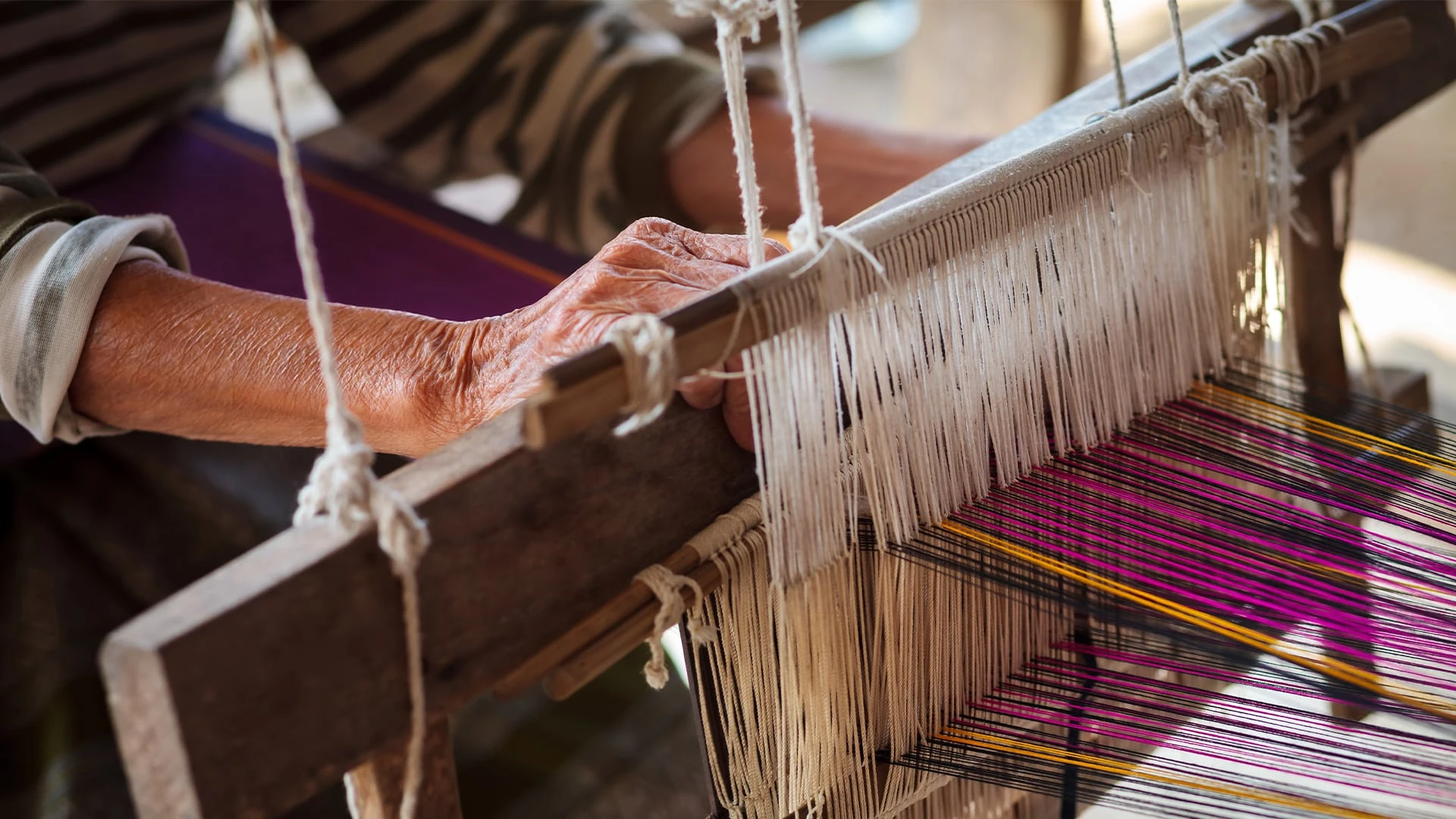 Ремесленники-ткачи в 1810-1820-х годах не шли работать на новые ткацкие фабрики, потому что механизированные станки не нуждались в большом количестве работников Фото: shutterstock, бильд-редактор: Аружан Махсотова.