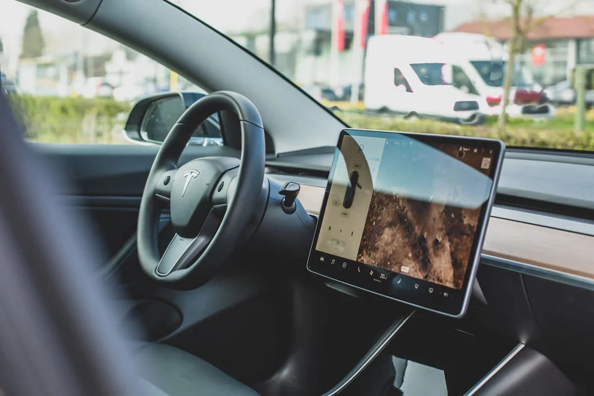 Управление безопасности дорожного движения США недовольно тем, как Tesla решила проблемы с автопилотом / Фото: Unsplash/Bram Van Oost