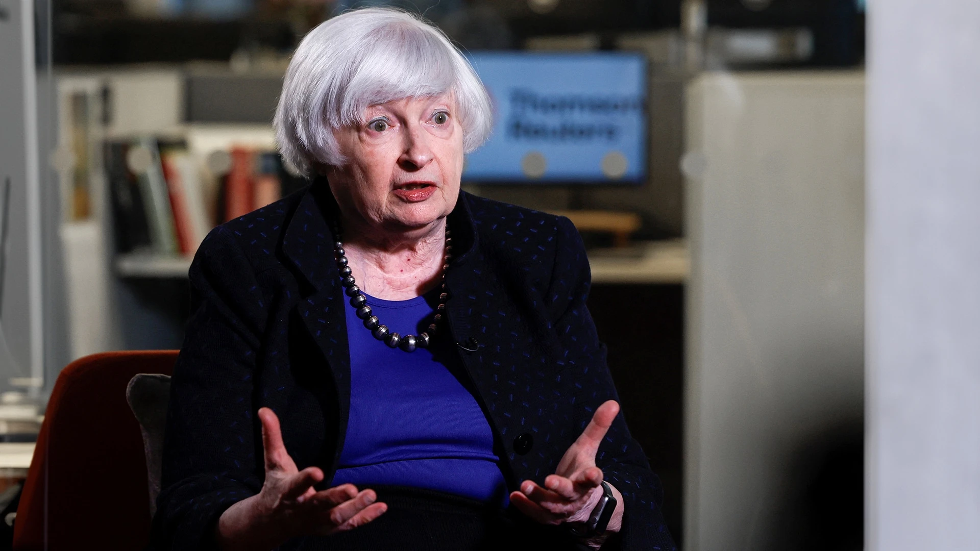 Министр финансов США Джаннет Йеллен пыталась успокоить рынок. Она заявила, что инфляция в стране снизится до нормальных значений, а экономический рост за первый квартал этого года может быть пересмотрен в сторону повышения. Фото: REUTERS/Evelyn Hockstein.