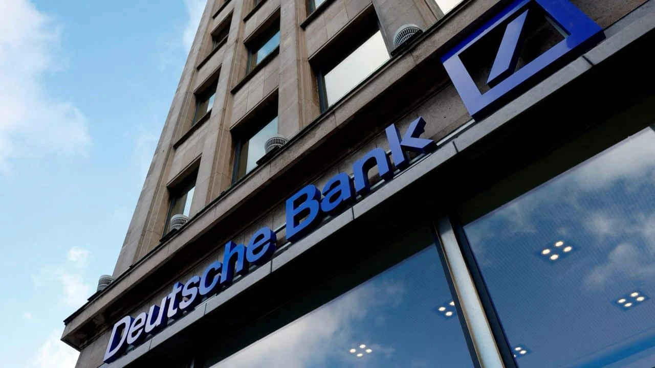 Deutsche Bank придется отложить часть денег из-за иска на 1,3 млрд евро Фото: Reuters /Yves Herman