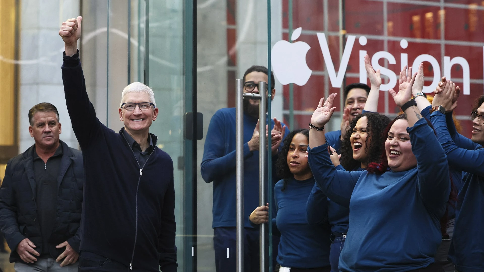 Apple переманила у Google десятки ИИ-разработчиков и создала секретную лабораторию в Цюрихе / Фото: Reuters/Brendan McDermid