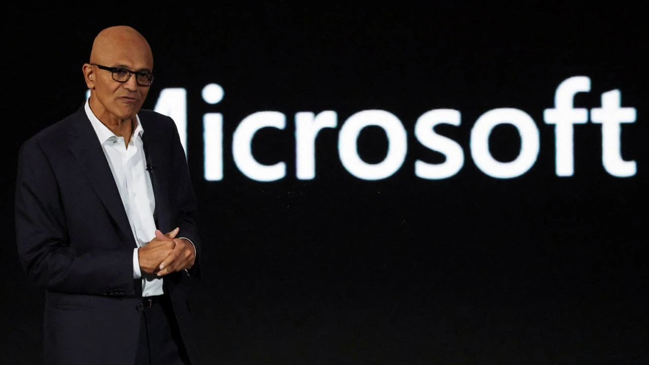 Отставание от Google в сфере ИИ и потенциал технологии стали причинами желания гендиректора Microsoft Сатьи Наделлы инвестировать в OpenAI / Фото: Reuters/Ajeng Dinar Ulfiana