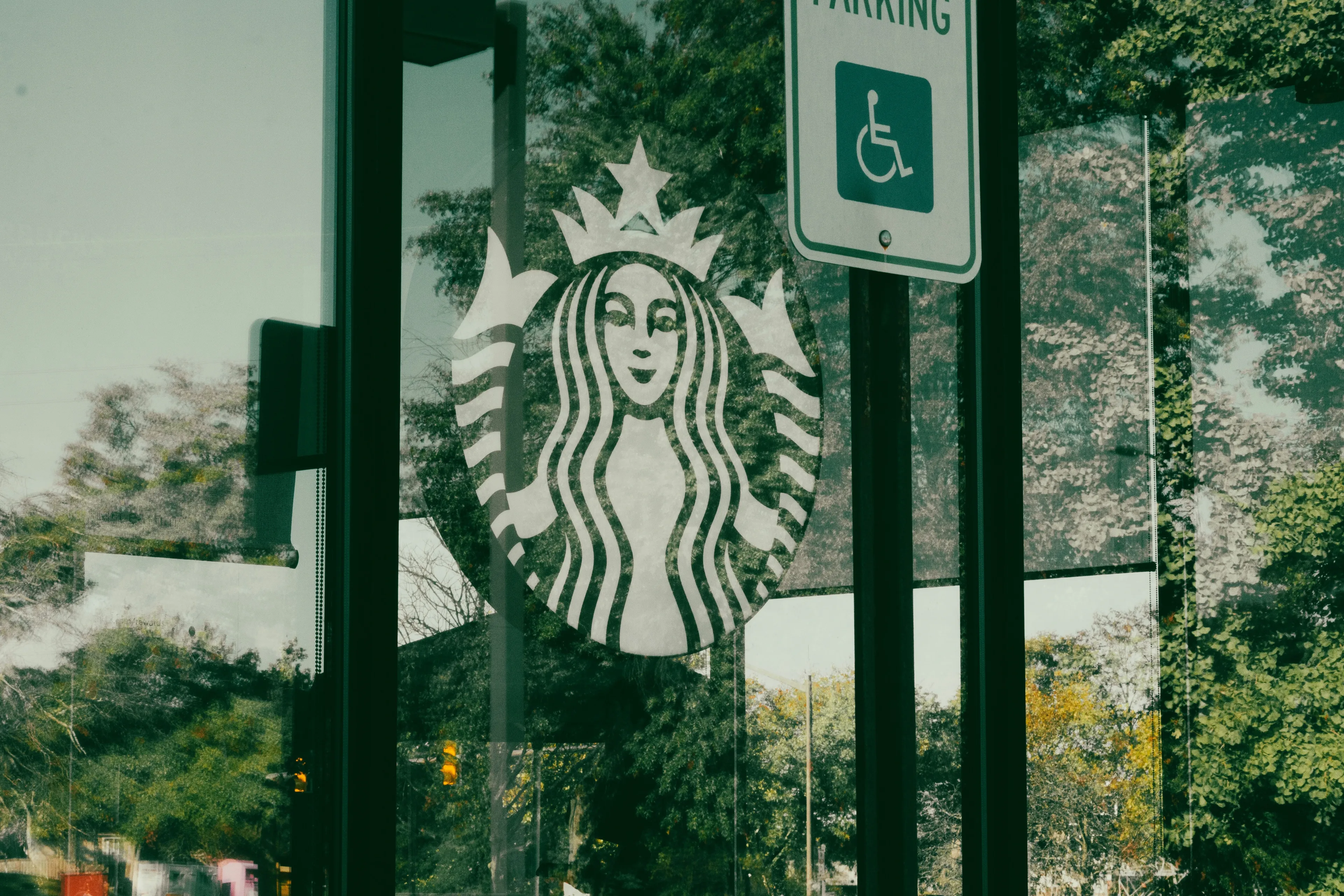 Выручка и прибыль Starbucks оказались значительно ниже консенсус-прогнозов / Фото: Unsplash / Hiroko Nishimura